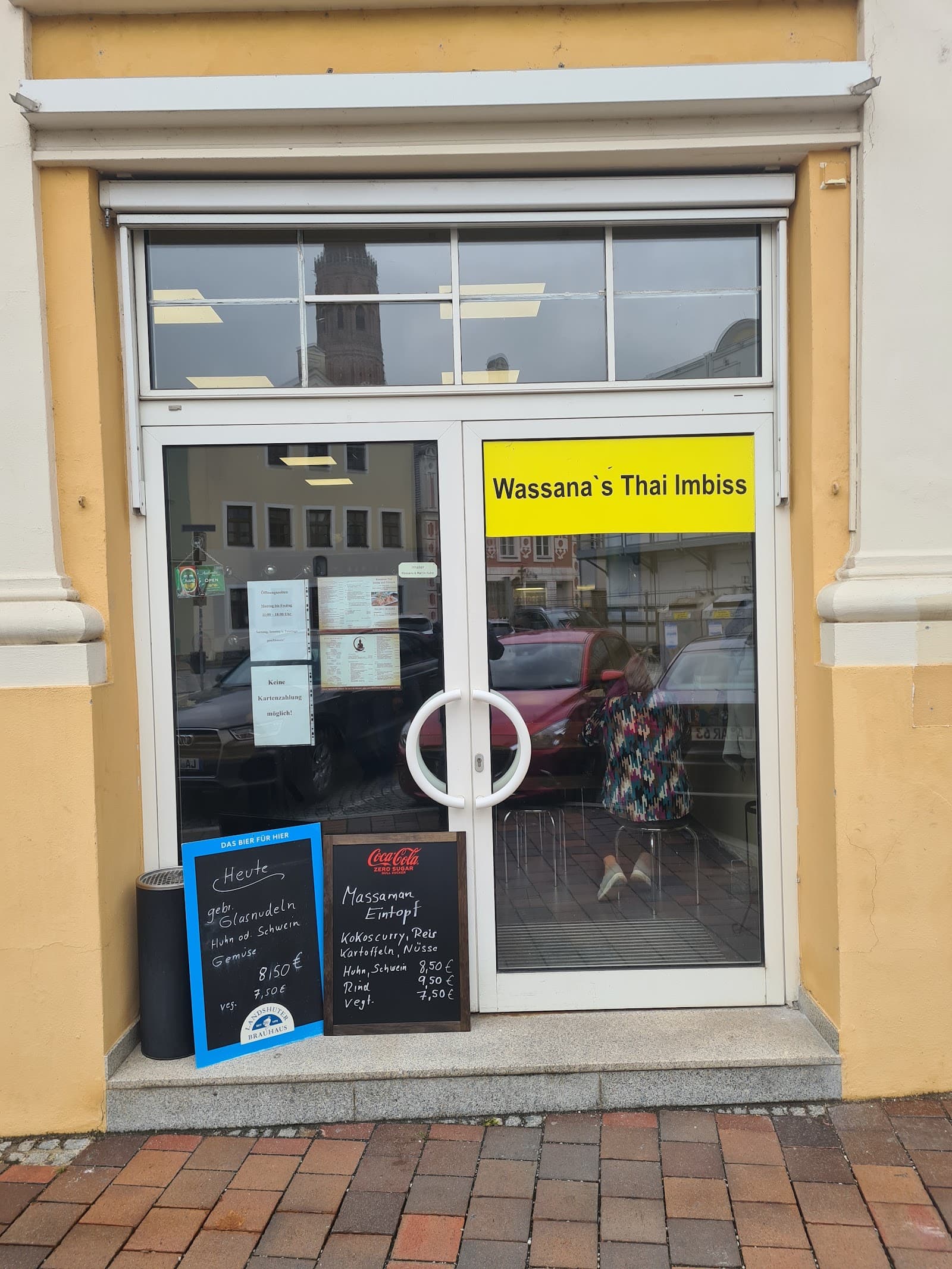 Eingang von Wassana Thai Imbiss am Regierungsplatz in Landshut